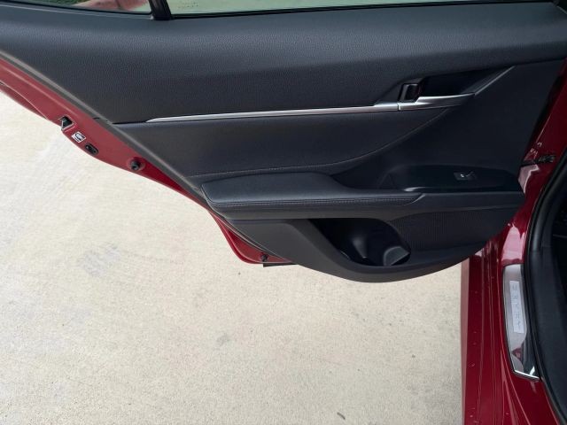 Toyota Camry Hybrid Vehicle Full-screen Gallery Image 15