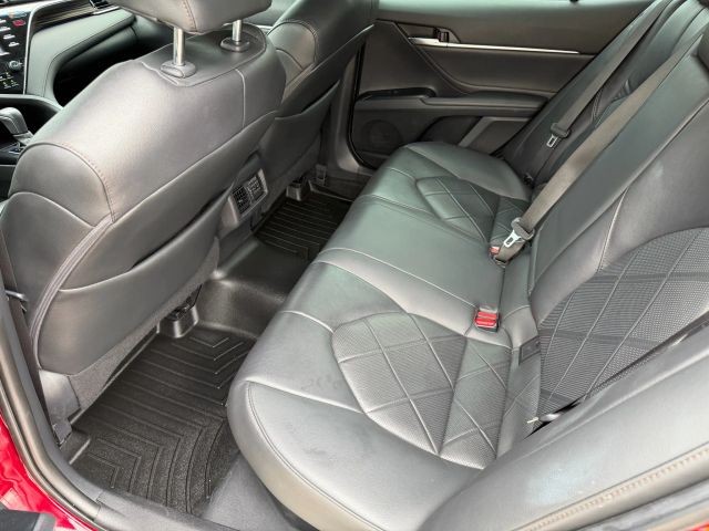 Toyota Camry Hybrid Vehicle Full-screen Gallery Image 16