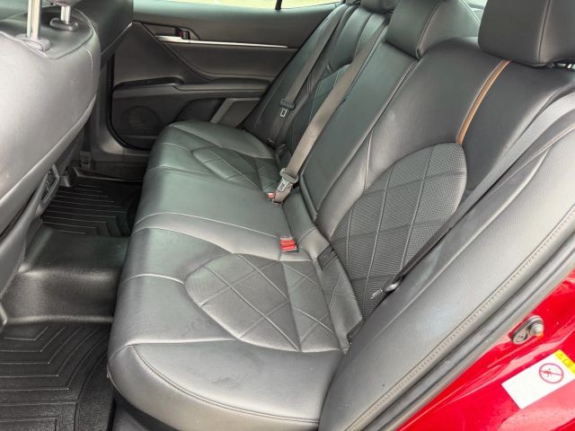 Toyota Camry Hybrid Vehicle Full-screen Gallery Image 17