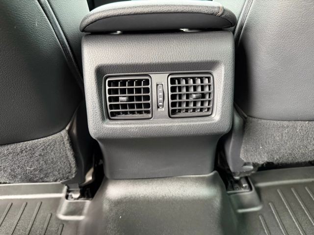 Toyota Camry Hybrid Vehicle Full-screen Gallery Image 18