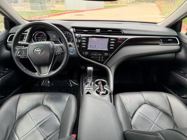Toyota Camry Hybrid Vehicle Full-screen Gallery Image 19