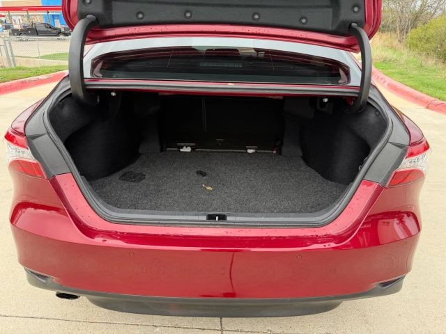 Toyota Camry Hybrid Vehicle Full-screen Gallery Image 20