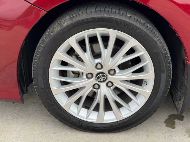 Toyota Camry Hybrid Vehicle Full-screen Gallery Image 21