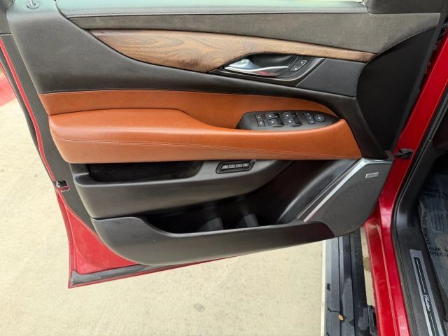 Cadillac Escalade Vehicle Full-screen Gallery Image 10