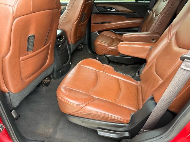 Cadillac Escalade Vehicle Full-screen Gallery Image 16