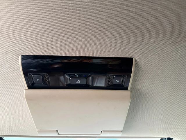 Cadillac Escalade Vehicle Full-screen Gallery Image 21