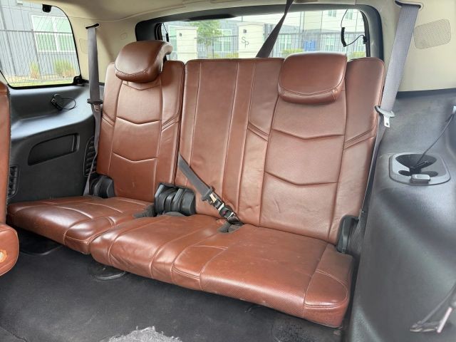 Cadillac Escalade Vehicle Full-screen Gallery Image 22