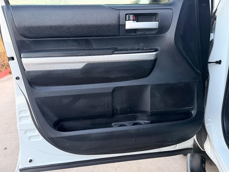 Toyota Tundra 2WD Vehicle Full-screen Gallery Image 09