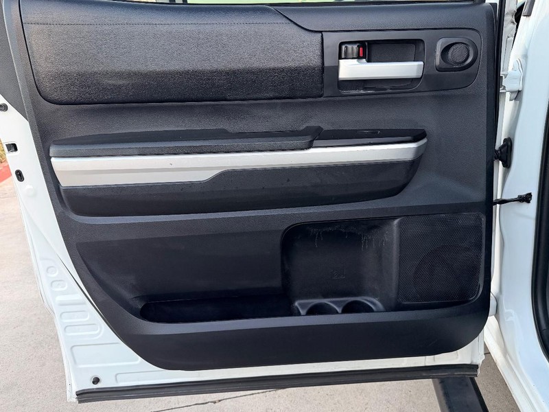 Toyota Tundra 2WD Vehicle Full-screen Gallery Image 12