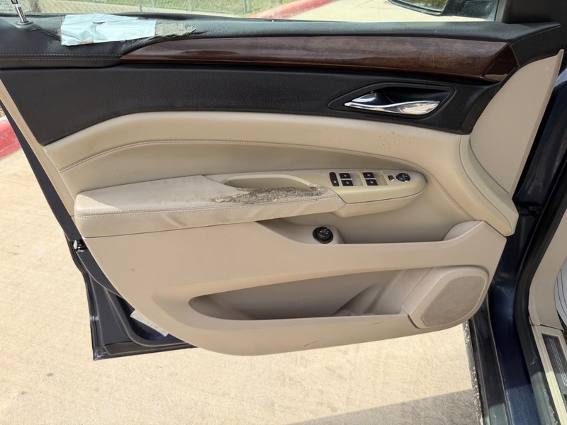 Cadillac SRX Vehicle Full-screen Gallery Image 10