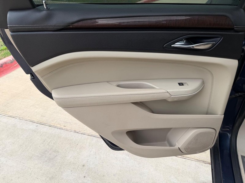 Cadillac SRX Vehicle Full-screen Gallery Image 15