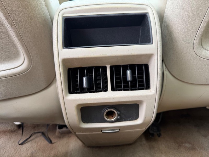 Cadillac SRX Vehicle Full-screen Gallery Image 18