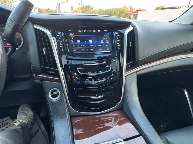 Cadillac Escalade Vehicle Full-screen Gallery Image 11