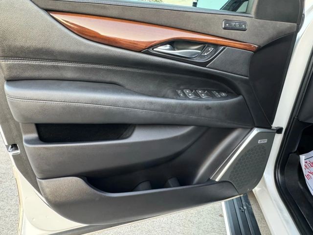 Cadillac Escalade Vehicle Full-screen Gallery Image 13