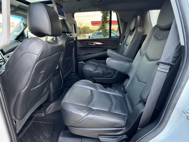 Cadillac Escalade Vehicle Full-screen Gallery Image 17