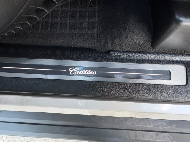 Cadillac Escalade Vehicle Full-screen Gallery Image 18