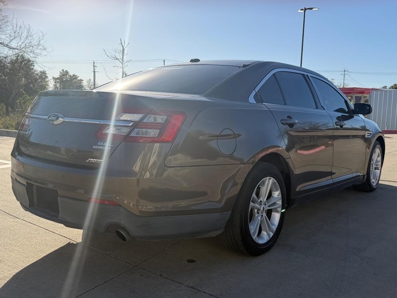 Ford Taurus Vehicle Full-screen Gallery Image 06