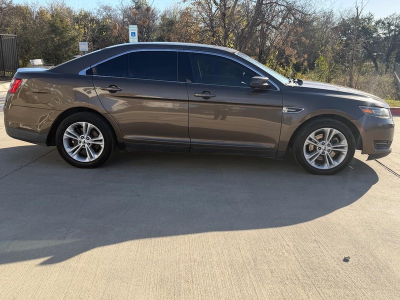 Ford Taurus Vehicle Full-screen Gallery Image 07