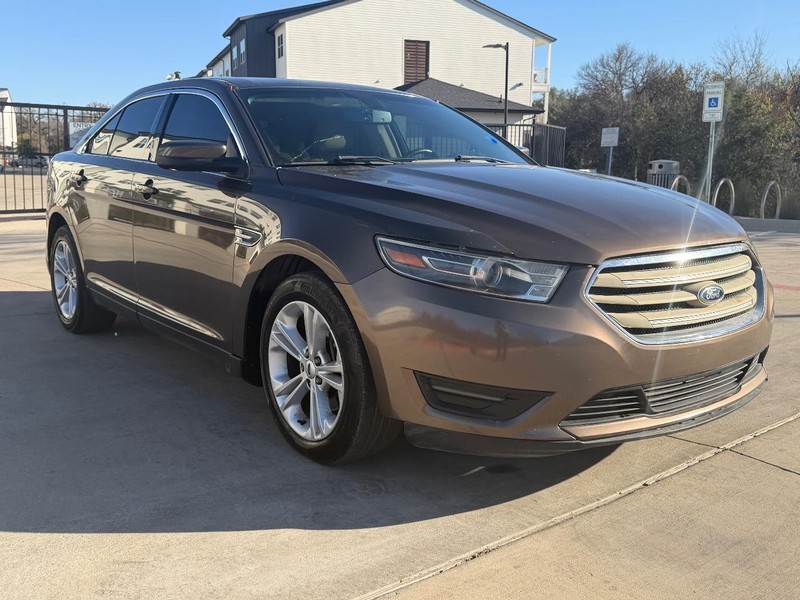 Ford Taurus Vehicle Full-screen Gallery Image 08