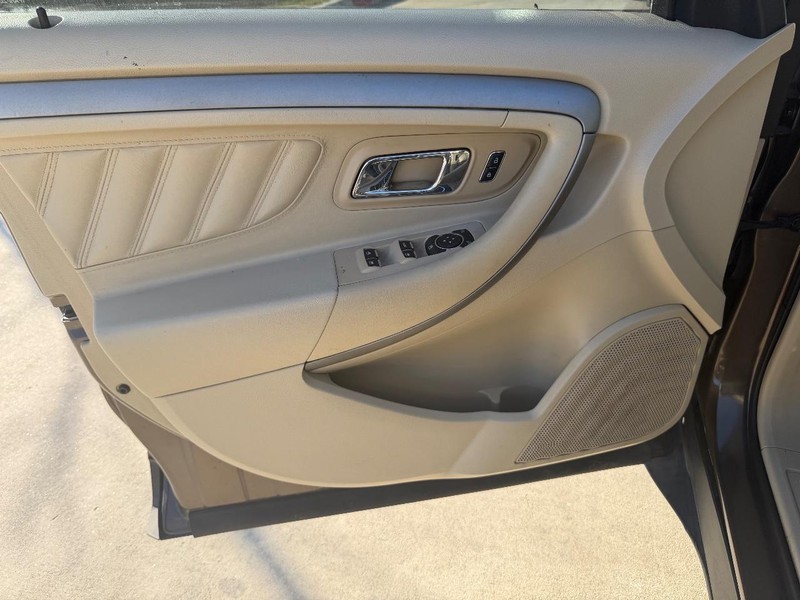 Ford Taurus Vehicle Full-screen Gallery Image 10