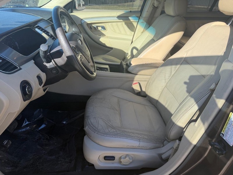 Ford Taurus Vehicle Full-screen Gallery Image 12