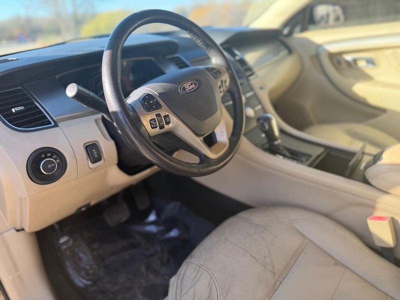 Ford Taurus Vehicle Full-screen Gallery Image 13
