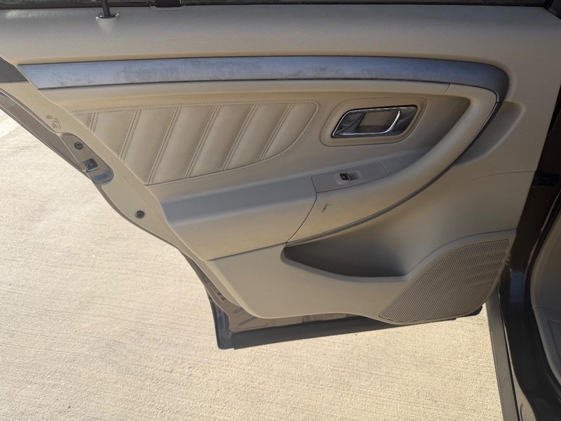 Ford Taurus Vehicle Full-screen Gallery Image 16