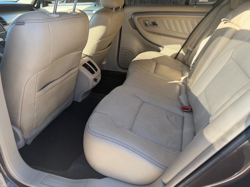 Ford Taurus Vehicle Full-screen Gallery Image 17