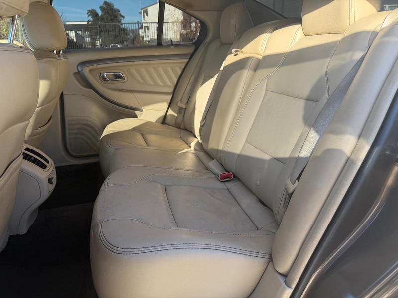 Ford Taurus Vehicle Full-screen Gallery Image 18