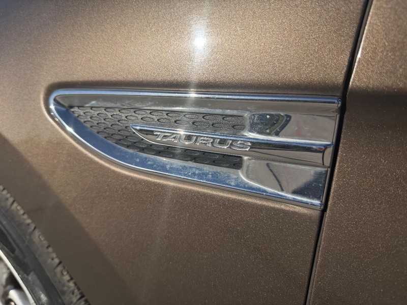 Ford Taurus Vehicle Full-screen Gallery Image 20