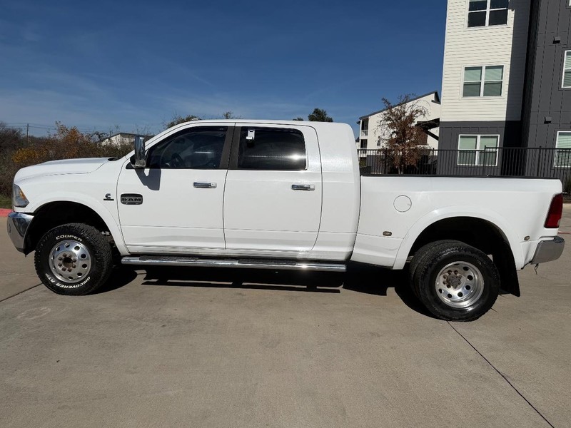 Ram 3500 Vehicle Full-screen Gallery Image 03