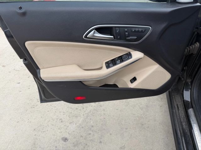 Mercedes-Benz CLA-Class Vehicle Full-screen Gallery Image 10