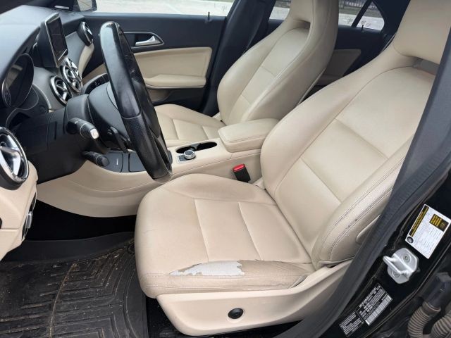 Mercedes-Benz CLA-Class Vehicle Full-screen Gallery Image 12