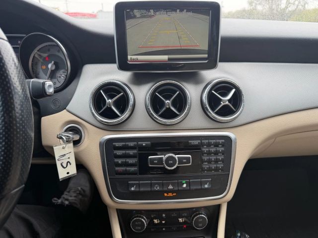 Mercedes-Benz CLA-Class Vehicle Full-screen Gallery Image 14