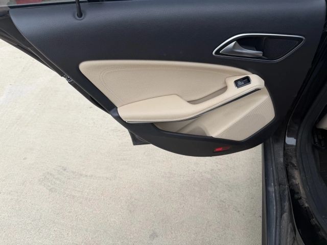 Mercedes-Benz CLA-Class Vehicle Full-screen Gallery Image 15