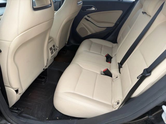 Mercedes-Benz CLA-Class Vehicle Full-screen Gallery Image 16