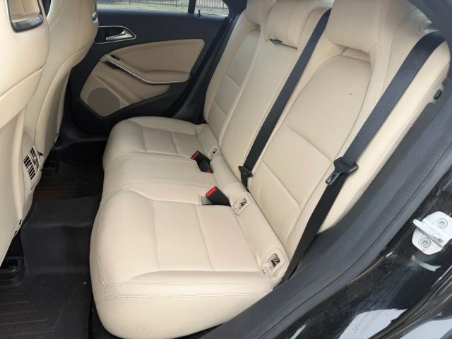 Mercedes-Benz CLA-Class Vehicle Full-screen Gallery Image 17