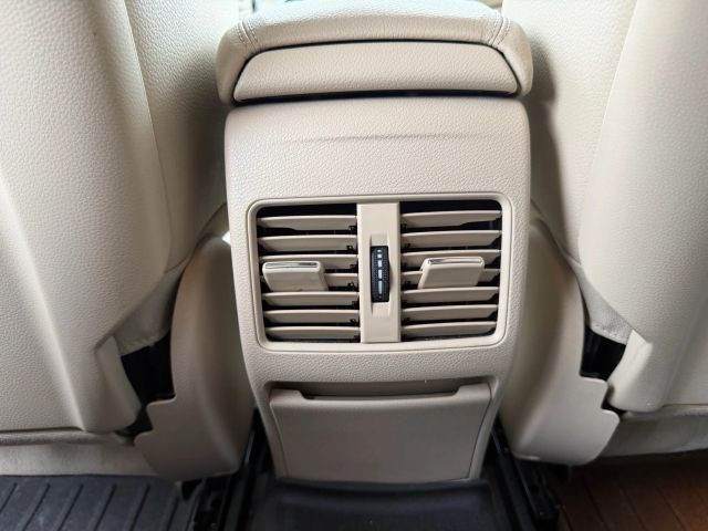 Mercedes-Benz CLA-Class Vehicle Full-screen Gallery Image 18