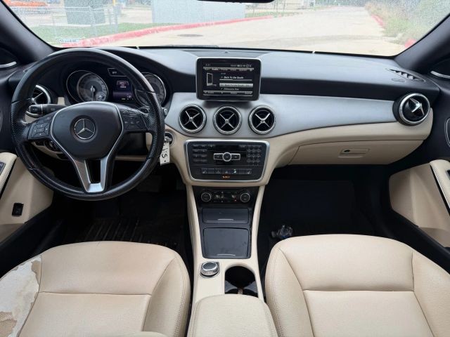 Mercedes-Benz CLA-Class Vehicle Full-screen Gallery Image 19