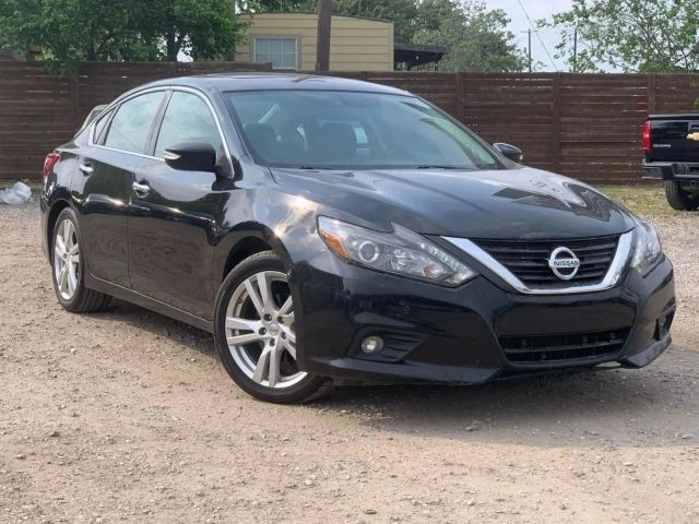 Nissan Altima Vehicle Full-screen Gallery Image 02