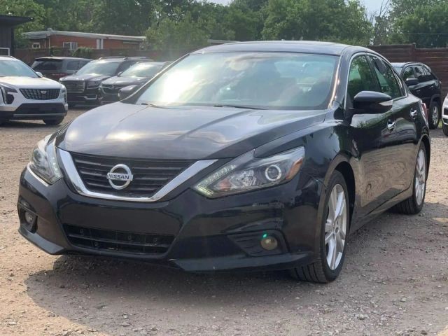 Nissan Altima Vehicle Full-screen Gallery Image 03