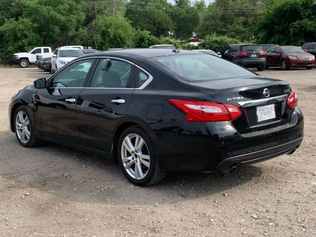 Nissan Altima Vehicle Full-screen Gallery Image 05