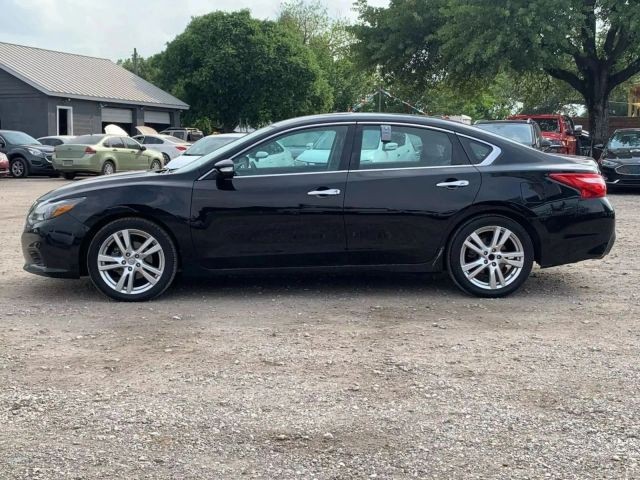 Nissan Altima Vehicle Full-screen Gallery Image 06