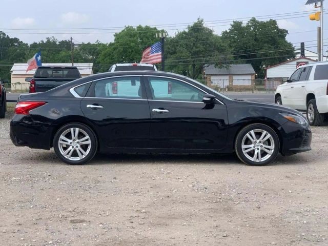 Nissan Altima Vehicle Full-screen Gallery Image 07