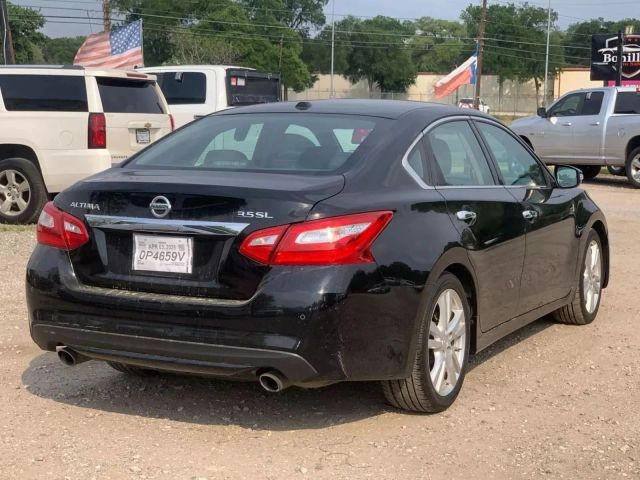 Nissan Altima Vehicle Full-screen Gallery Image 08