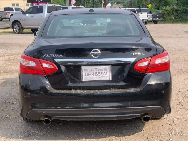 Nissan Altima Vehicle Full-screen Gallery Image 09