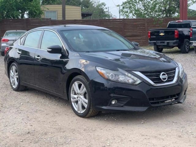 Nissan Altima Vehicle Full-screen Gallery Image 10