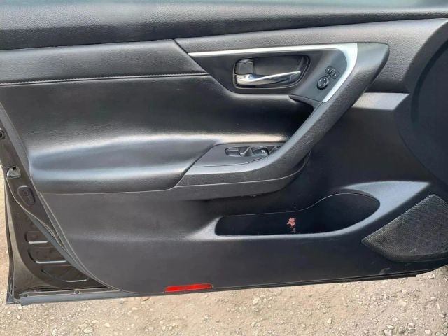 Nissan Altima Vehicle Full-screen Gallery Image 11