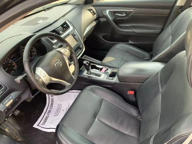 Nissan Altima Vehicle Full-screen Gallery Image 12