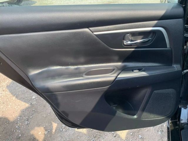 Nissan Altima Vehicle Full-screen Gallery Image 13